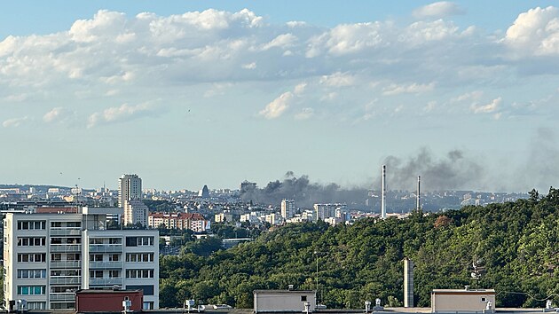 Por stechy administrativn budovy ve Vinohradsk ulici v Praze (25. ervna 2025)