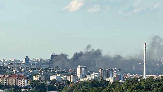 Por stechy administrativn budovy ve Vinohradsk ulici v Praze (25. ervna 2025)