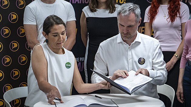 Pirti podepsali memorandum se Stranou zelench o spoluprci do podzimnch parlamentnch voleb. Zastnil se pedseda Pirt Zdenk Hib nebo spolupedsedkyn Zelench Gabriela Svrovsk. (23. ervna 2025)