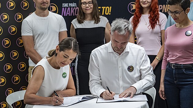 Pirti podepsali memorandum se Stranou zelench o spoluprci do podzimnch parlamentnch voleb. Zastnil se pedseda Pirt Zdenk Hib nebo spolupedsedkyn Zelench Gabriela Svrovsk. (23. ervna 2025)