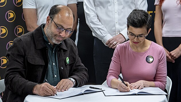 Pirti podepsali memorandum se Stranou zelench o spoluprci do podzimnch parlamentnch voleb. Na mst byla tak mstopedsedkyn Pirt Olga Richterov a spolupedseda Zelench Matj Pomaha. (23. ervna 2025)