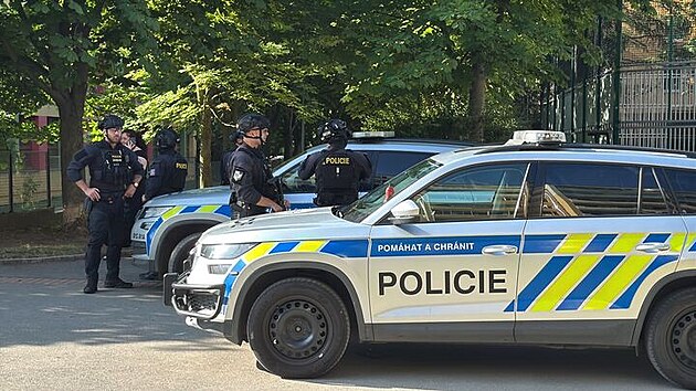 Policie preventivn zasahovala v praskch Stodlkch u koly kvli nahlen hrozb. (27. ervna 2025)