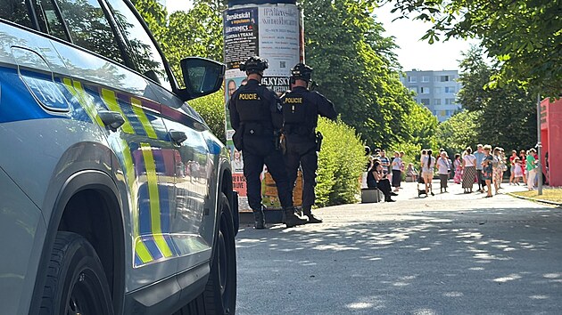 Policie preventivn zasahovala v praskch Stodlkch u koly kvli nahlen hrozb. (27. ervna 2025)