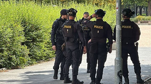 Policie preventivn zasahovala v praskch Stodlkch u koly kvli nahlen hrozb. (27. ervna 2025)