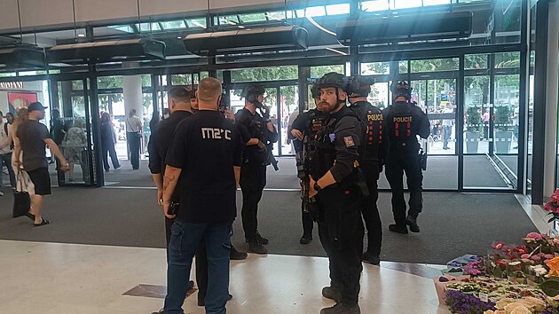 Policie prověřovala hlášenou střelbu v OC Nový Smíchov. (24. června 2025) 