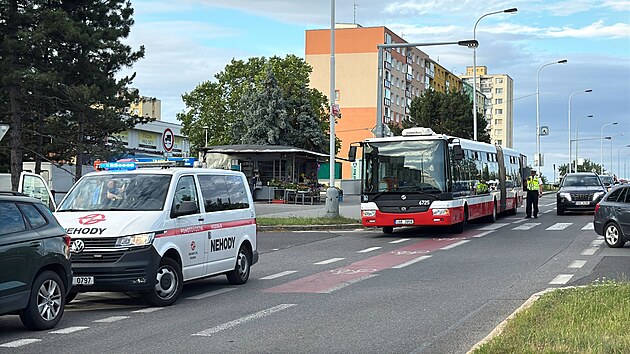 Muž pod vlivem drog ujížděl policistům, cestou naboural do protijedoucího autobusu. (24. června 2025)