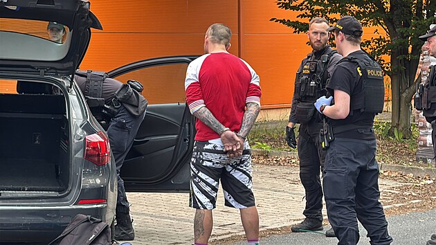 Muž pod vlivem drog ujížděl policistům, cestou naboural do protijedoucího autobusu. (24. června 2025)