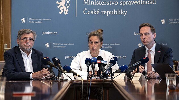 Ministryn spravedlnosti Eva Decroix (ODS) a nmstek Karel Dvok (STAN) na tiskov konferenci ohledn bitcoin (24. erven 2025)