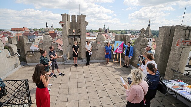 Poadatel na vrcholu Brny Matky Bo v Jihlav odhalili oficiln plakt letonho ronku podzimnho festivalu dokument Ji.hlava. Dominuje mu zajc ve skoku.
