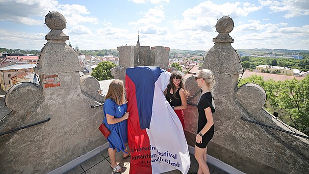 Poadatel na vrcholu Brny Matky Bo v Jihlav odhalili oficiln plakt letonho ronku podzimnho festivalu dokument Ji.hlava. Dominuje mu zajc ve skoku.