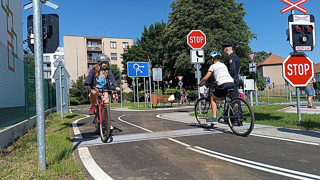 V Chotboi na Havlkobrodsku se otevelo u 285. dopravn hit v esk republice. Jeho vybudovn pilo na sedm milion korun. Dopoledne bude slouit pro koly, odpoledne a o vkendech bude k dispozici veejnosti. Hustou st dopravnch hit je esko v Evrop unikt.