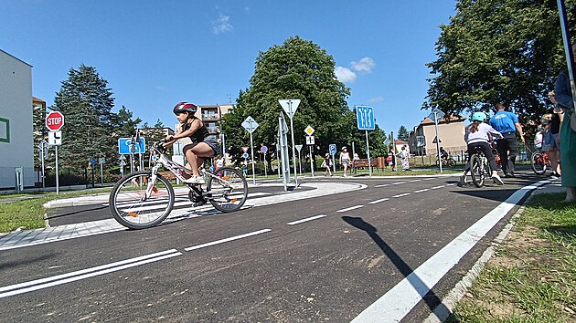 V Chotboi na Havlkobrodsku se otevelo u 285. dopravn hit v esk republice. Jeho vybudovn pilo na sedm milion korun. Dopoledne bude slouit pro koly, odpoledne a o vkendech bude k dispozici veejnosti. Hustou st dopravnch hit je esko v Evrop unikt.