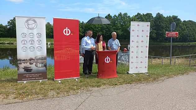 Novinku uvedla i primtorka Budjovic Dagmar kodov Parmov (v ervenm).