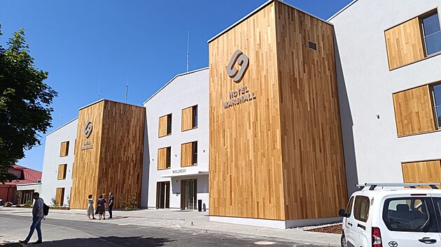 Na mst bvalho lomu Silvestr se skv nov hotel. Rekultivan plny po skonen tby uhl na Sokolovsku cl i na cestovn ruch.