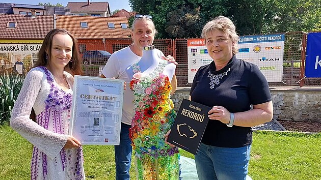Na uniktnch atech ze sklennch korlk pracovala Hanka Kertisov (vlevo) skoro dva roky. Jej dlo je zapsan v esk knize rekord.