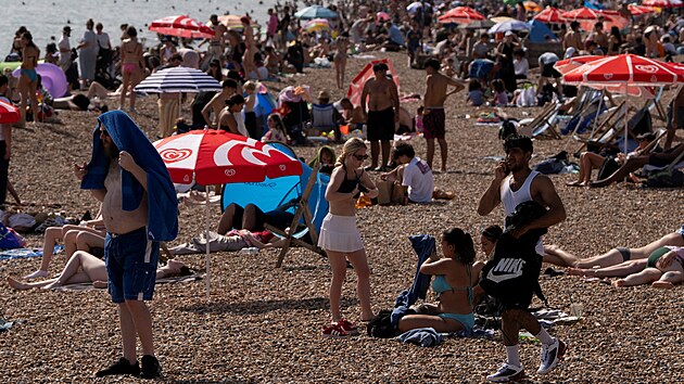 Vedro vybzelo ke koupn v britskm Brightonu. (29. ervna 2025)