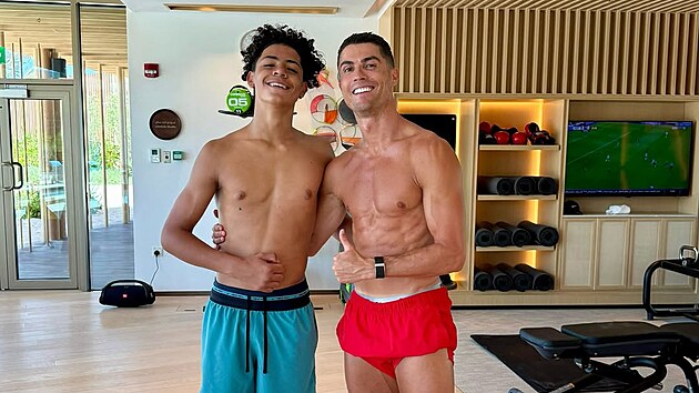 Fotbalista Cristiano Ronaldo se i ve tyiceti letech pyn figurou dvactnka, jeho trnctilet syn Cristiano junior m tak vypracovanou postavu a dokonce u svho ttu perostl. (erven 2025)