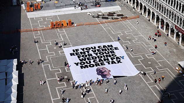 Ekologick organizace Greenpeace se v Bentkch pipojila k protestm proti chystan svatb zakladatele americk internetov spolenosti Amazon Jeffa Bezose a Lauren Snchezov. Pl tuctu protestujcch v pondl brzy rno na nmst svatho Marka rozvinulo velk transparent s npisem Kdy si mete pronajmout Bentky na svatbu, mete platit vy dan. Mstn policie jej rychle sloila a odvezla. (24. ervna 2025)