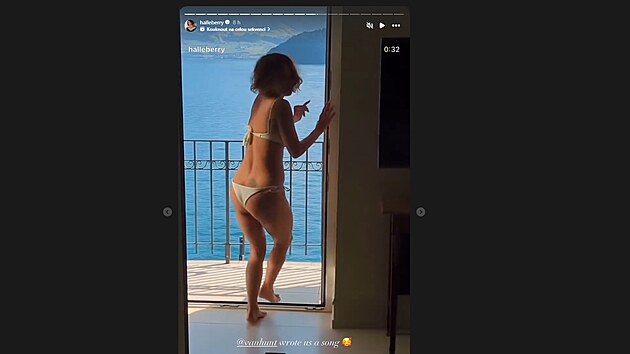 Hereka Halle Berry (58) pedvedla postavu v plavkch. (2025)