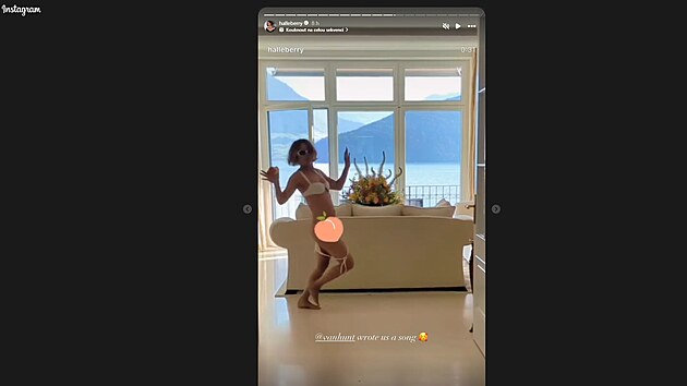 Hereka Halle Berry (58) pedvedla postavu v plavkch. (2025)