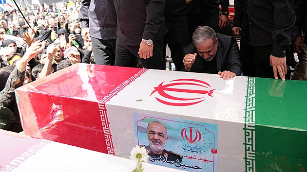 Statisce lid se v Tehernu astn ceremonilu spojenho se sttnm pohbem piblin 60 lid zabitch pi izraelskch derech. (28. ervna 2025)