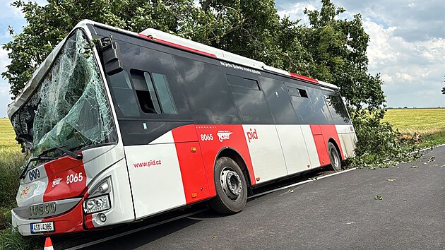 Hasii vyjeli k dopravn nehod autobusu, kter narazil do stromu. (23. ervna 2025)