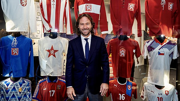 Pavel Nedv�d, nov� gener�ln� mana�er �esk�ch fotbalov�ch reprezentac�, p�zuje v s�ni sl�vy.