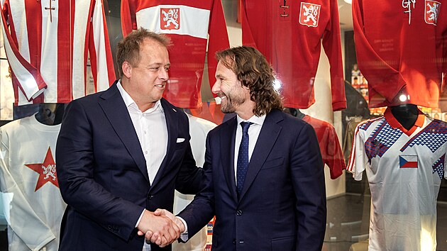 Pavel Nedvd (vpravo), nov generln manaer eskch fotbalovch reprezentac, si v sni slvy podv ruku s pedsedou FAR Davidem Trundou.