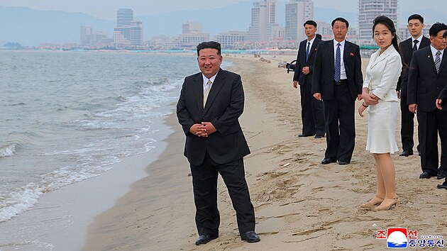 Kim ong-un s dcerou Kim u-e a dalmi soudruhy na pli novho turistickho komplexu v Severn Koreji. (23. ervna 2025)
