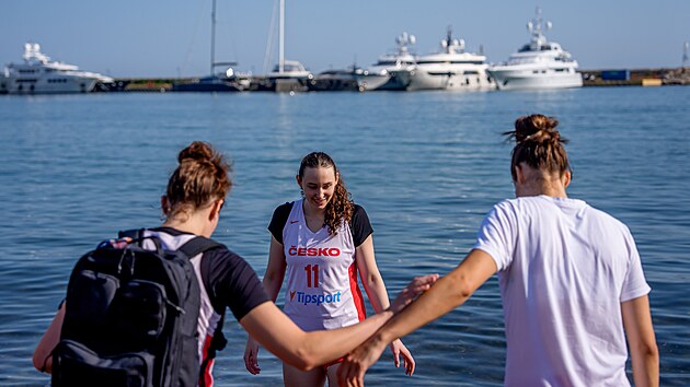 esk basketbalistky si zkouej vodu v eckm Pireu. Uprosted Aneka Kopeck.