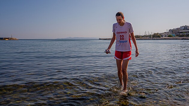 esk basketbalistka Emma echov testuje vody v eck Pireu.