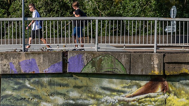 Na most u soutoku Labe a Orlice vzniklo nov graffiti. Hradeci tak maj nhradu za pedchoz malbu, kterou petely feministky.