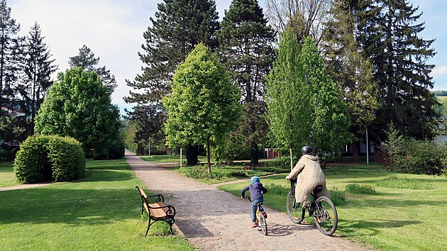 Kltern zahrada ve Vrchlab spojuje zmeck park a Muzeum Krkono. (6. kvtna 2025)