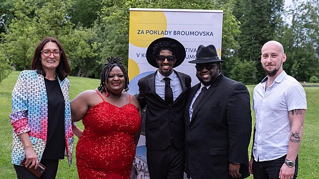 Zleva umleck editelka festivalu Za poklady Broumovska Tereza Kramplov, lenov The Jeremy Winston Chorale a vkonn manaer festivalu Tom Mrtina