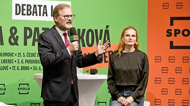 Pedvolebn turn premira Petra Fialy s nzvem Te jde o vechno! moderovan Ivou Pazderkovou pi zastvce v Plzni, v bval budov ndra Plze-Jin Pedmst, nyn centrum Moving Station. (24. ervna 2025)