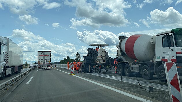 Krom toho, e idii budou jezdit po novm povrchu, jzda by mla bt i bezpenj. Namsto klasickch kovovch stedovch svodidel sem stavebnci vyskldali vysok betonov svodidla. (6. ervna 2025)