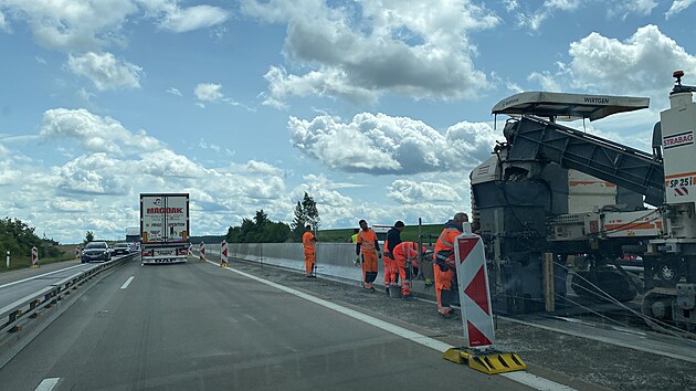 Krom toho, e idii budou jezdit po novm povrchu, jzda by mla bt i bezpenj. Namsto klasickch kovovch stedovch svodidel sem stavebnci vyskldali vysok betonov svodidla. (6. ervna 2025)