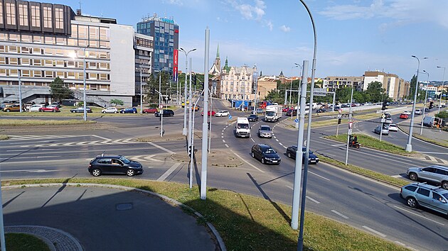 Frekventovanou kiovatku v Plzni U Jna ek dopravn omezen kvli vmn tramvajovch kolej. (26. ervna 2025)
