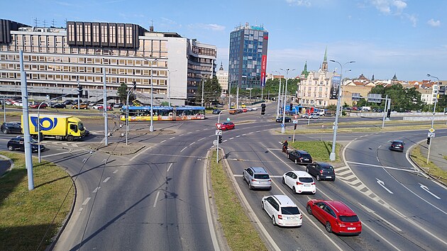 Frekventovanou kiovatku v Plzni U Jna ek dopravn omezen kvli vmn tramvajovch kolej. (26. ervna 2025)