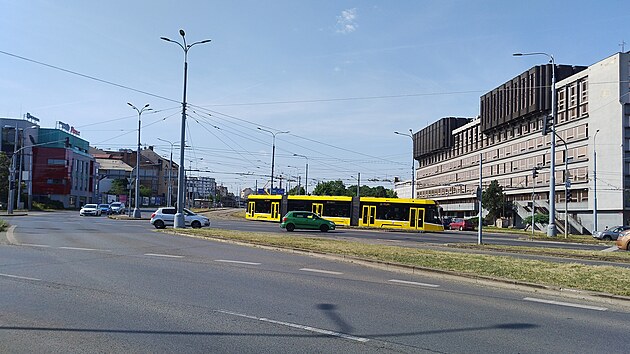 Frekventovanou kiovatku v Plzni U Jna ek dopravn omezen kvli vmn tramvajovch kolej. (26. ervna 2025)