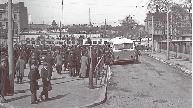 Prvn trolejbus vyjel v Plzni v prav poledne 9. dubna 1941 na linku A Mstsk lzn  Doubravka.