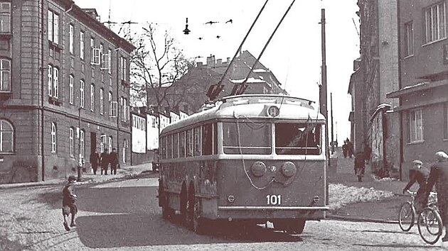 Trolejbus s slem 101 na lince A m kolem pivovaru do ti kilometry vzdlen Doubravky. A od 28. jna 1948 bylo pidleno tto lince slo 10.