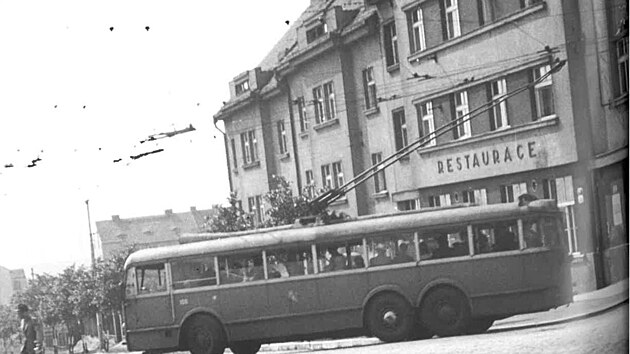Snmek z 9. dubna 1941, kdy zaaly po Plzni jezdit trolejbusy.