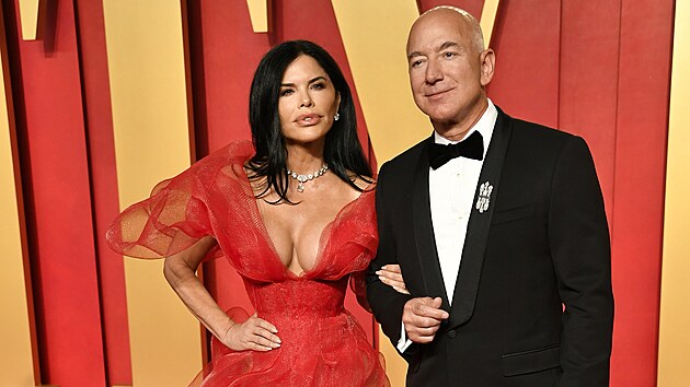 Lauren Sanchezov a Jeff Bezos na Vanity Fair Oscar party (Los Angeles, 10. bezna 2024)
