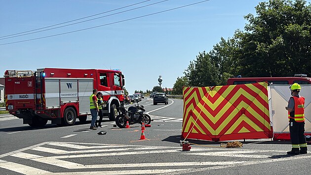Motork zemel po srce s osobnm autem u Kostelce nad ernmi lesy. (22. ervna 2025)
