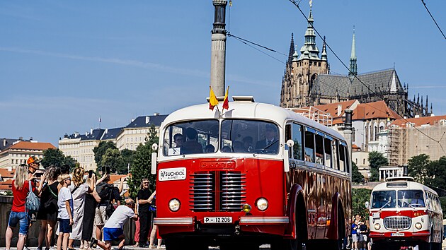 Praha slav 100 let provozu autobus. Slavnostn prvod historickch autobus vyjel v 10 hodin ze Staromstskho nmst. Ped tm si mohli lid autobusy prohldnout, kdo ml lstek, mohl se svzt. Akce konila na Hradanskm nmst. (22. ervna 2025)