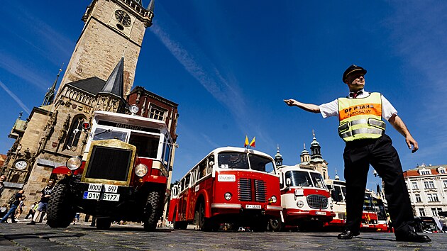 Praha slav 100 let provozu autobus. Slavnostn prvod historickch autobus vyjel v 10 hodin ze Staromstskho nmst. Ped tm si mohli lid autobusy prohldnout, kdo ml lstek, mohl se svzt. Akce konila na Hradanskm nmst. (22. ervna 2025)