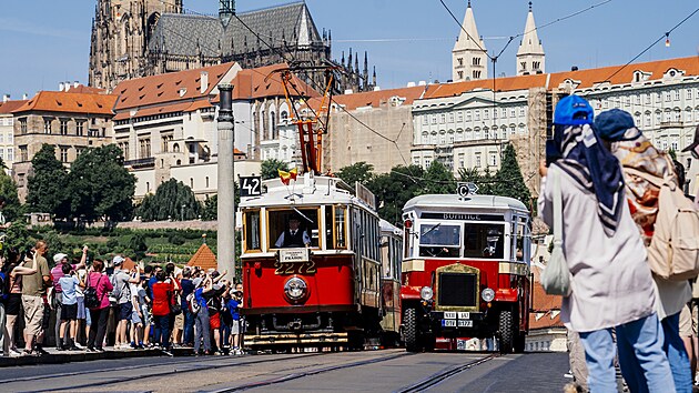 Praha slav 100 let provozu autobus. Slavnostn prvod historickch autobus vyjel v 10 hodin ze Staromstskho nmst. Ped tm si mohli lid autobusy prohldnout, kdo ml lstek, mohl se svzt. Akce konila na Hradanskm nmst. (22. ervna 2025)