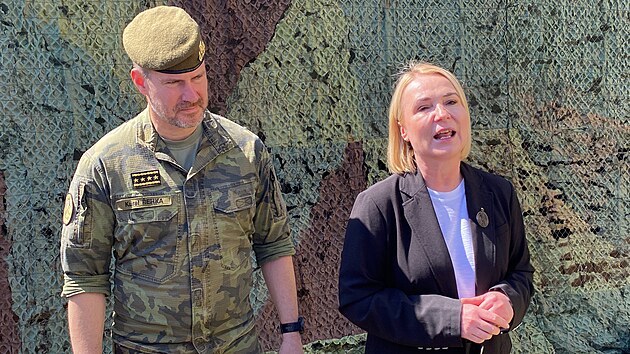 Tis�ce lid� se vydaly na cestu na 35. ro�n�k Dne pozemn�ho vojska Bahna 2025. Na sn�mku ministryn� obrany Jana �ernochov� a n��eln�k gener�ln�ho �t�bu Karel �ehka. (21. �ervna 2025)