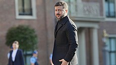 Ukrajinský prezident Volodymyr Zelenskyj pijídí na veei poádnou...